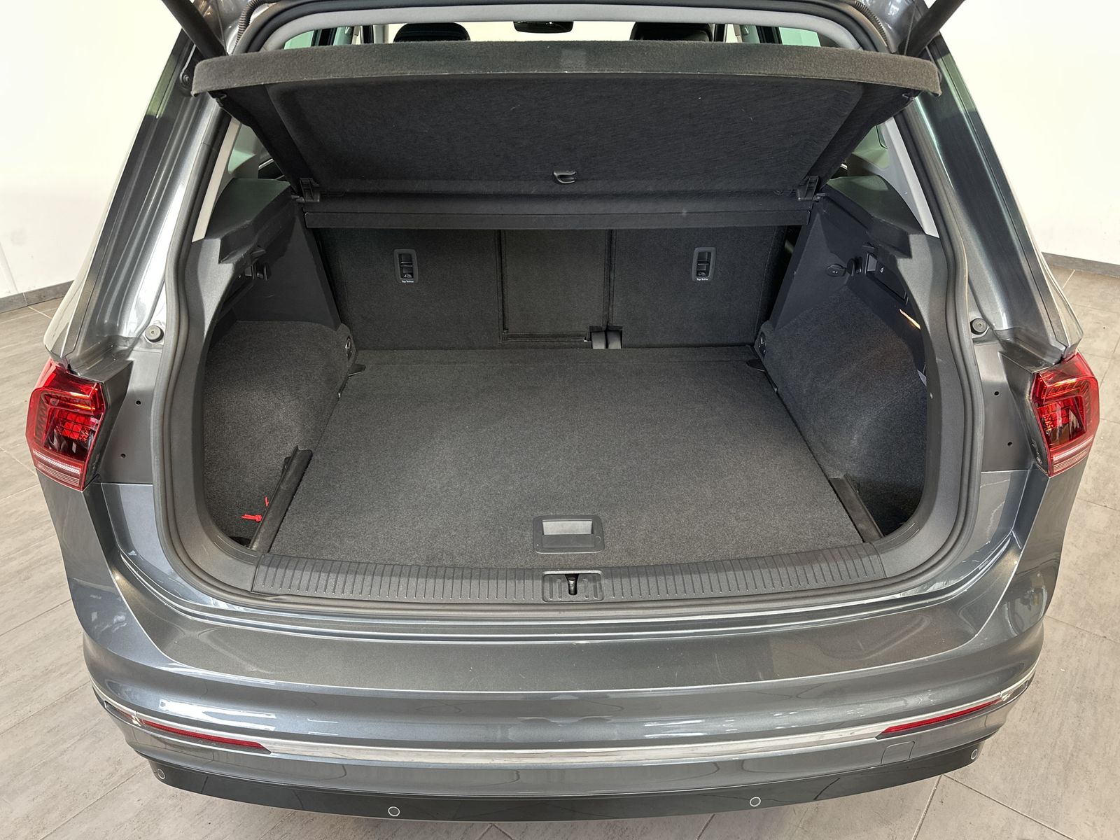 Fahrzeugabbildung Volkswagen Tiguan 2.0 TDI DSG R-Line NAV+LED+AHK+ACC+VCOCK