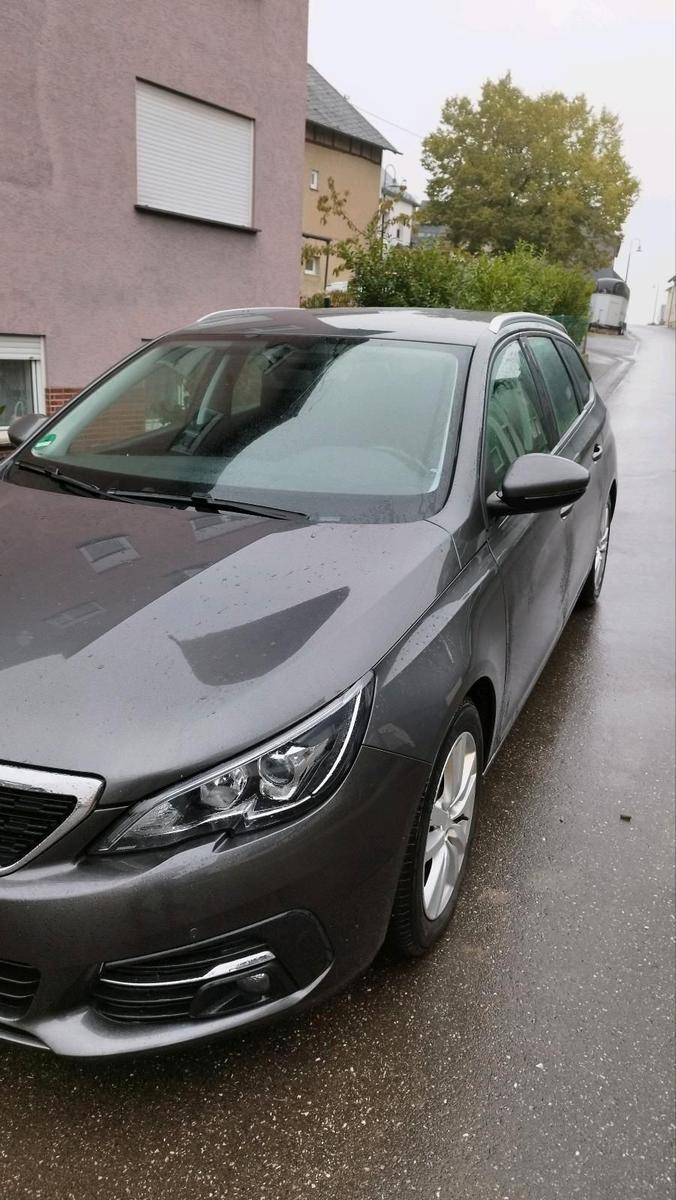 Peugeot e-308
