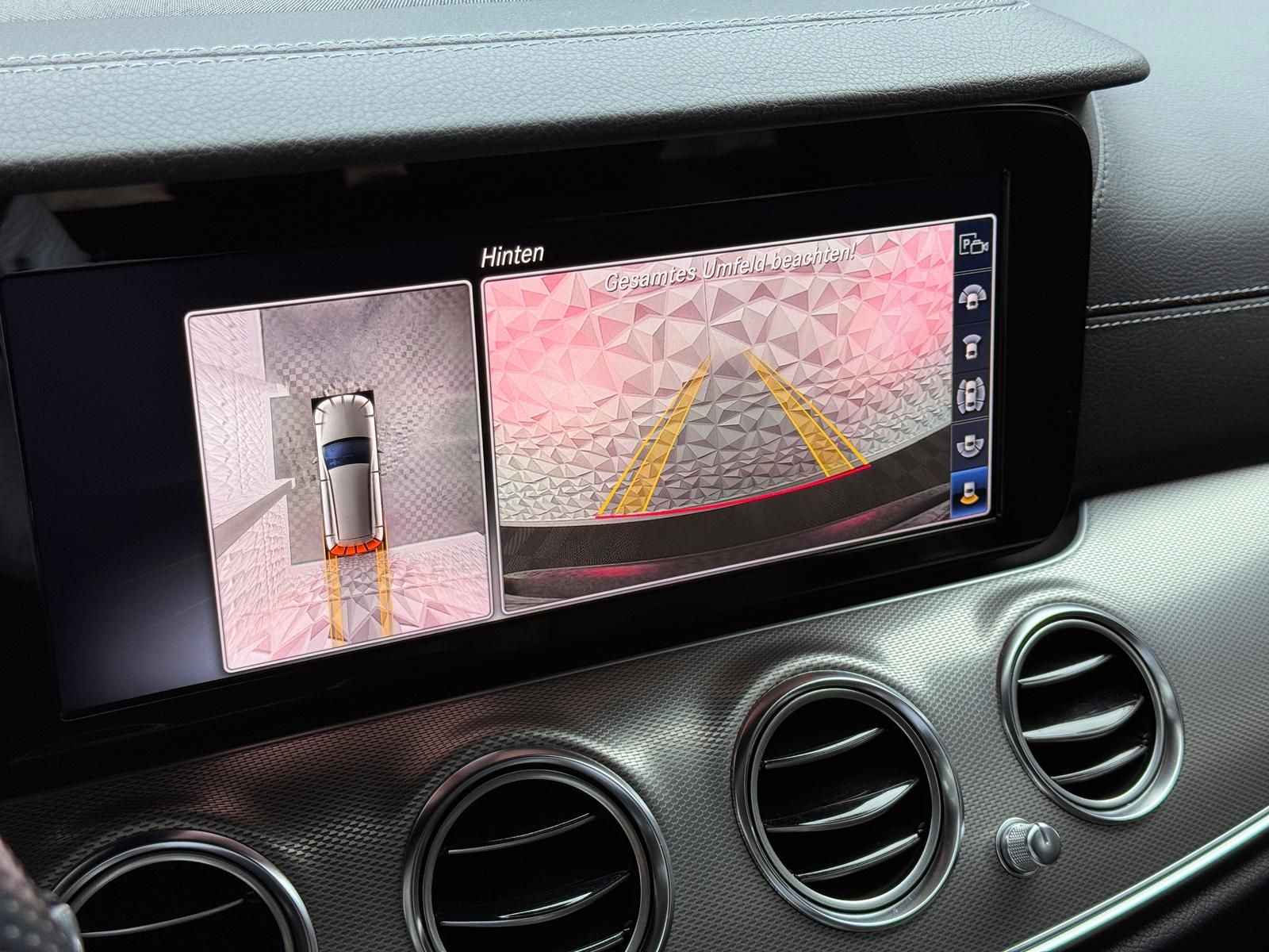 Fahrzeugabbildung Mercedes-Benz E220d T AMG*DISTRO*PANO*LUFT*360°*LED*DAB*ILS+