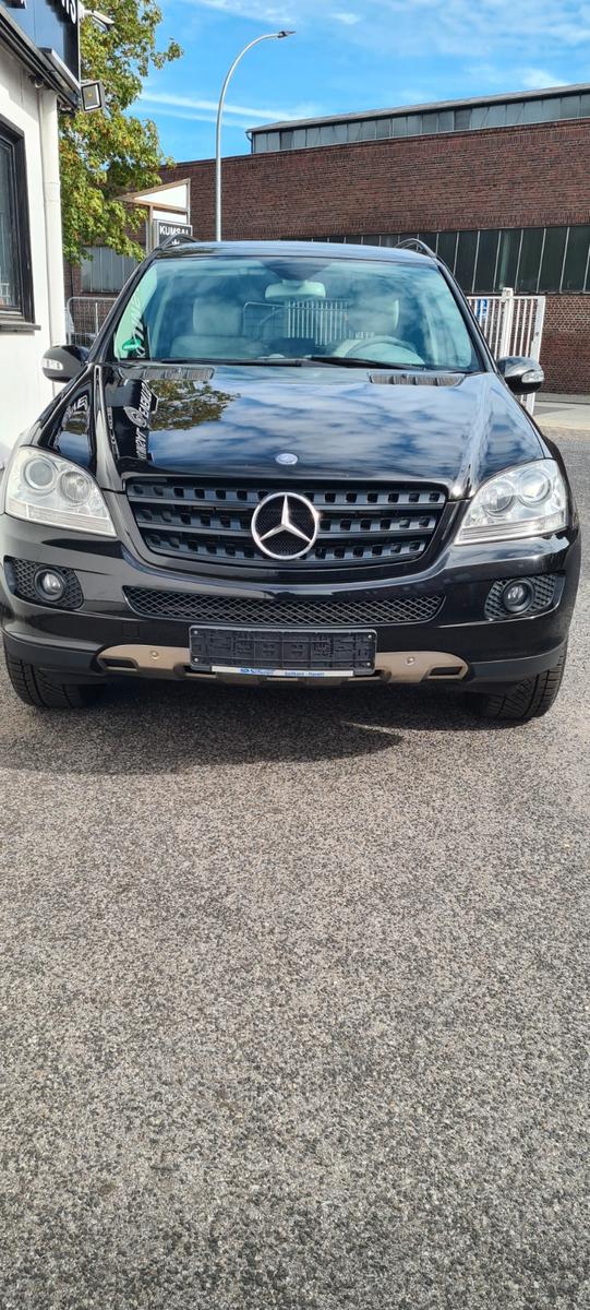 Mercedes-Benz ML280 2005 — rear view