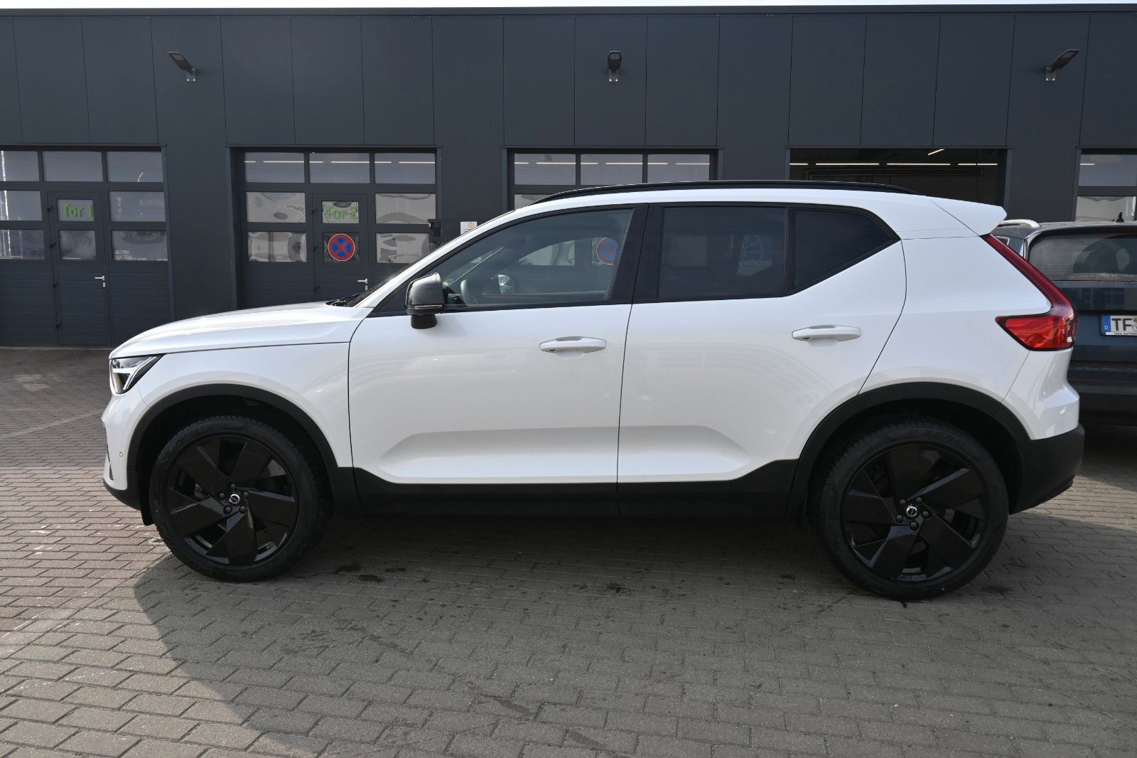 Fahrzeugabbildung Volvo XC40 B3 DKG Plus Black Edition*FSHZG*360*H&K*ACC