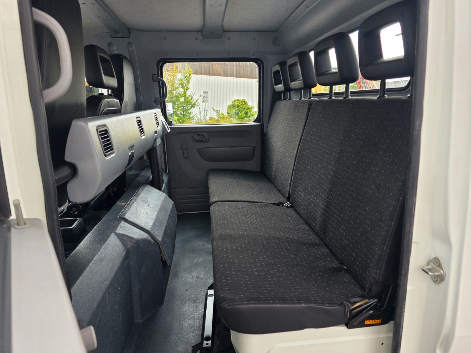 Fahrzeugabbildung Mitsubishi Fuso Canter 7C18D DoKa 7 Sitze AHK