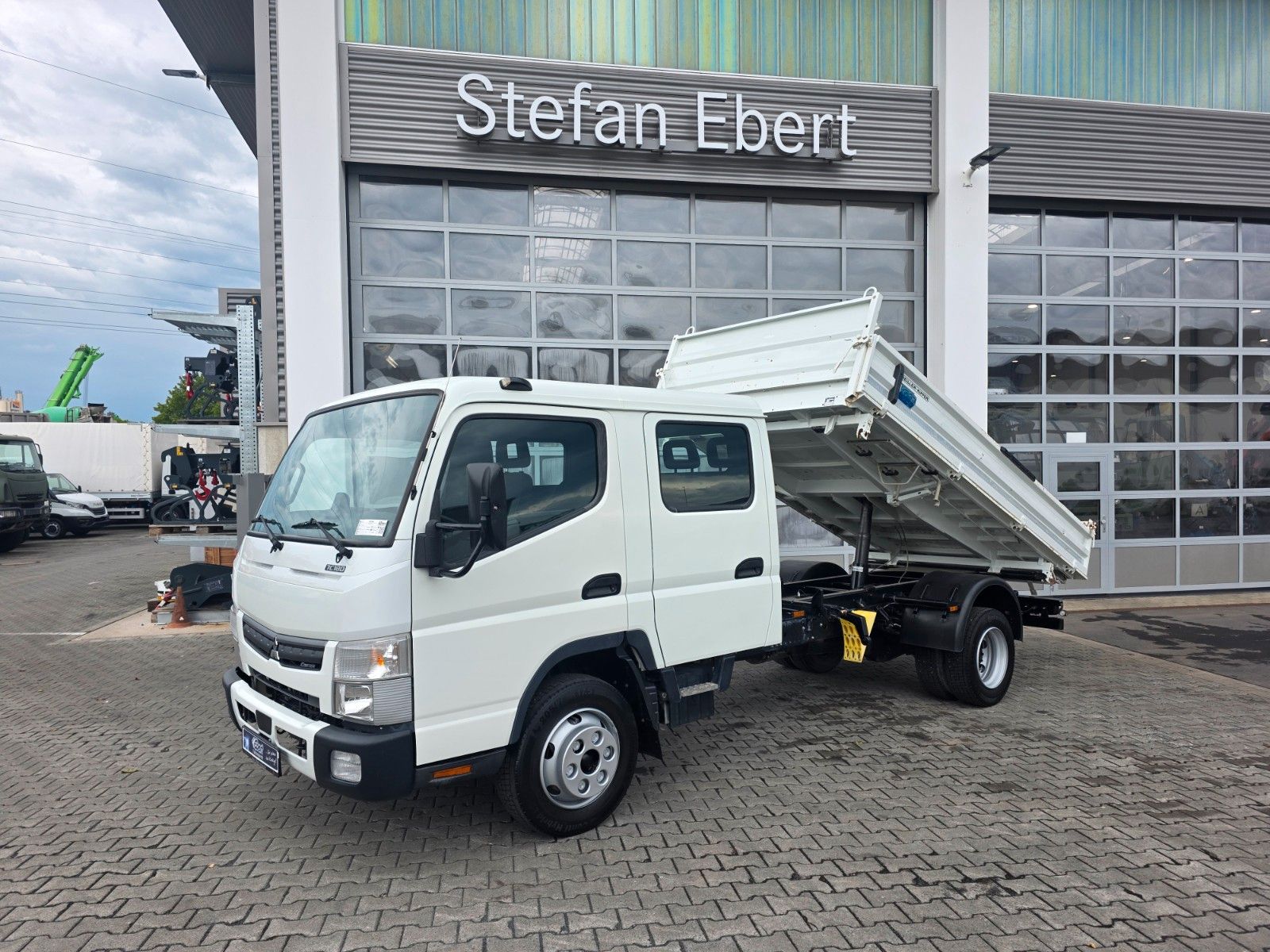 Fahrzeugabbildung Mitsubishi Fuso Canter 7C18D DoKa 7 Sitze AHK