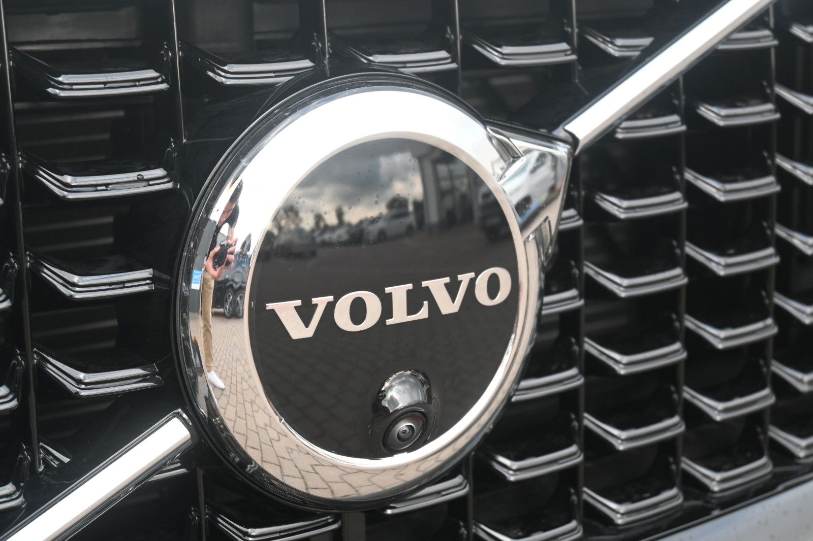 Fahrzeugabbildung Volvo XC60 B4 D AWD Ultimate Dark*STDHZG*LUFT*22"*AHK