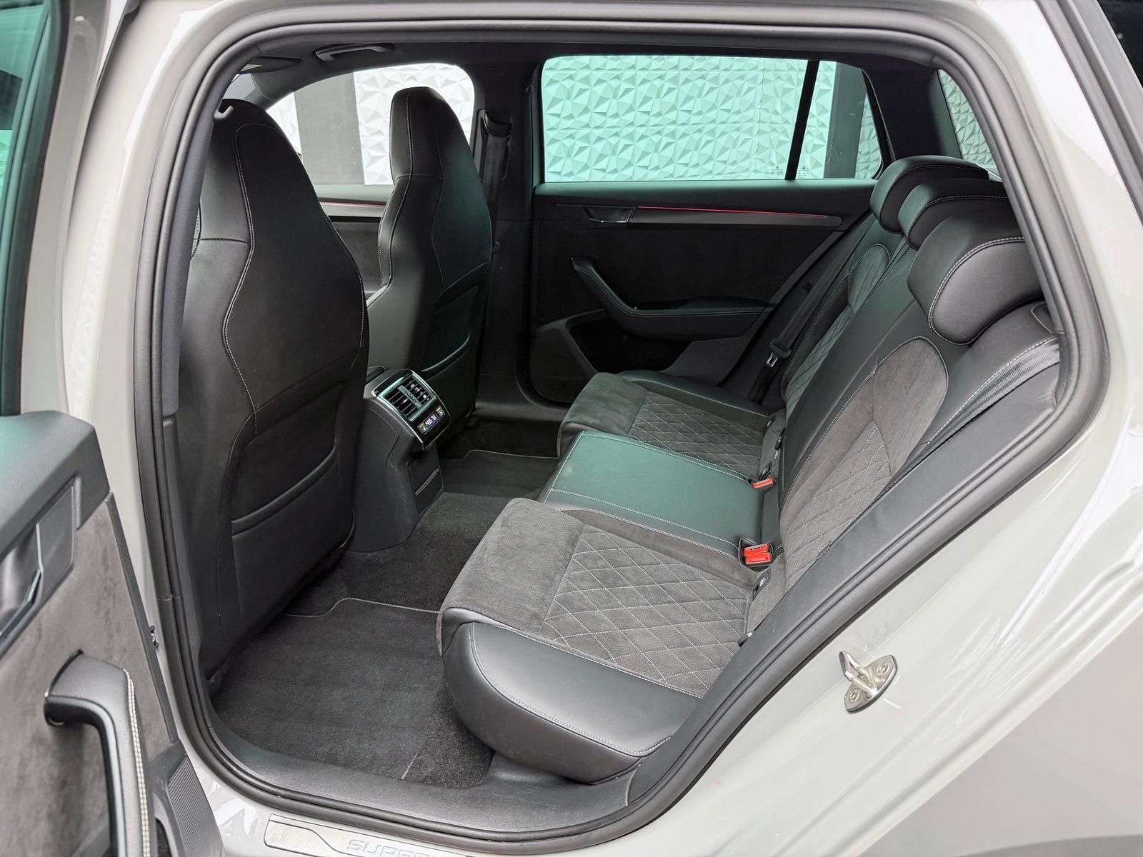 Fahrzeugabbildung SKODA SPORTLINE 2.0 TSI/BLACK/PANO/DCC/CANTON/360°/DAB