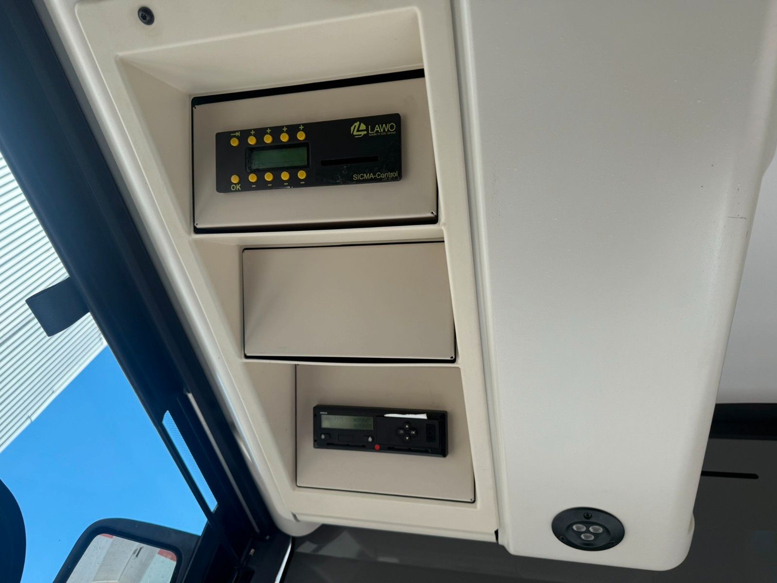 IVECO  2017 - Image 15 of 29