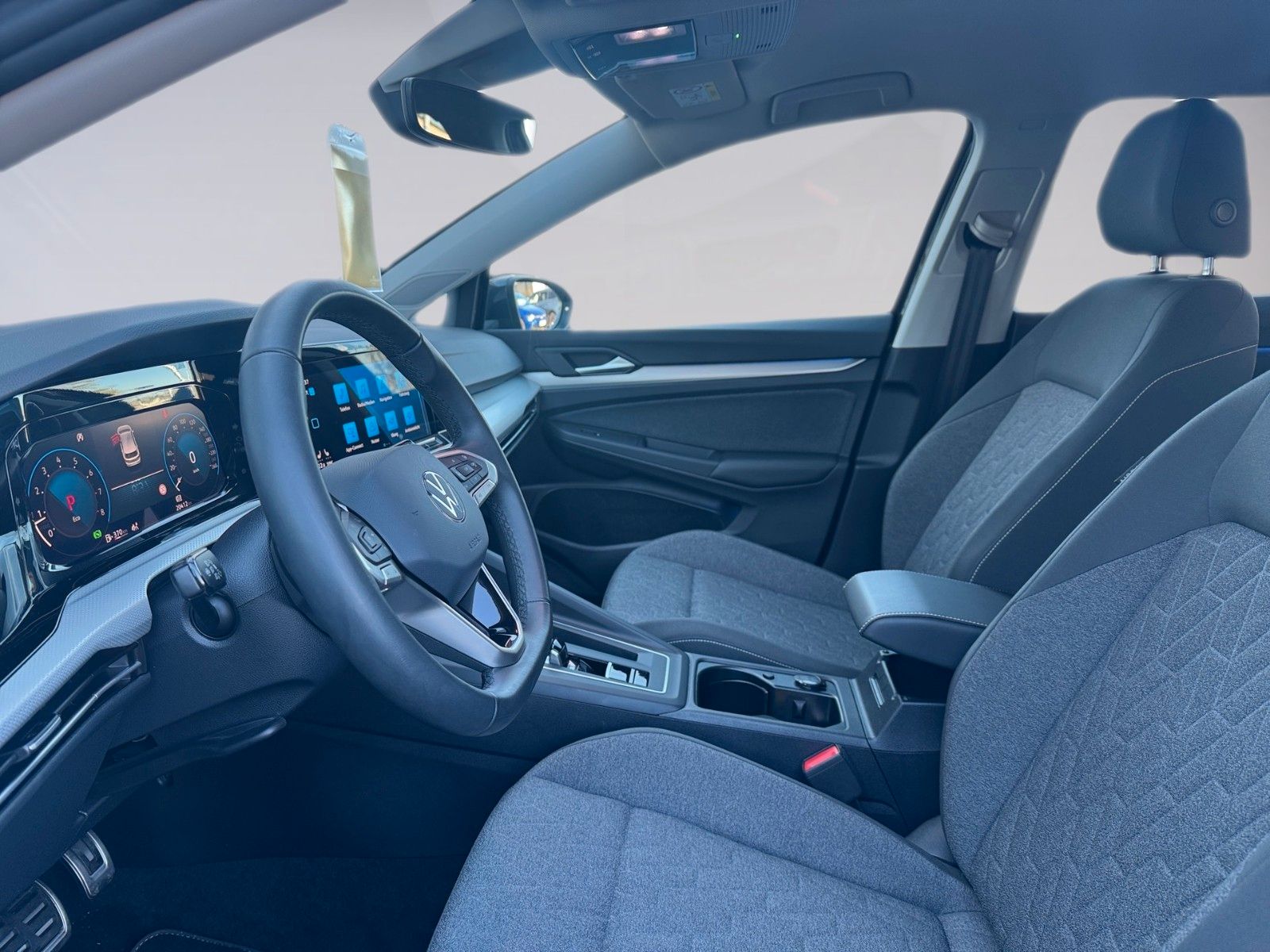 Fahrzeugabbildung Volkswagen Golf VIII Lim. Move 1.5 eTSI