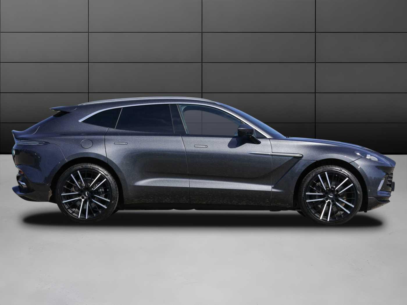 Aston Martin DBX 550
