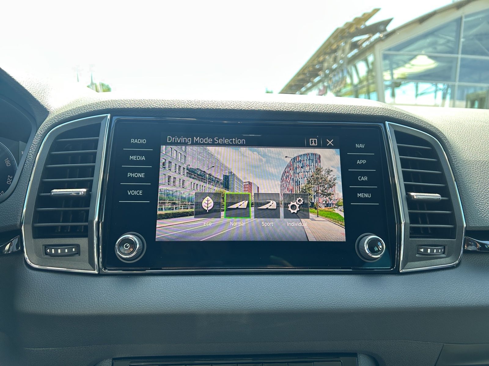 Fahrzeugabbildung SKODA Karoq 2.0 TDI Tour MATRIX AHK
