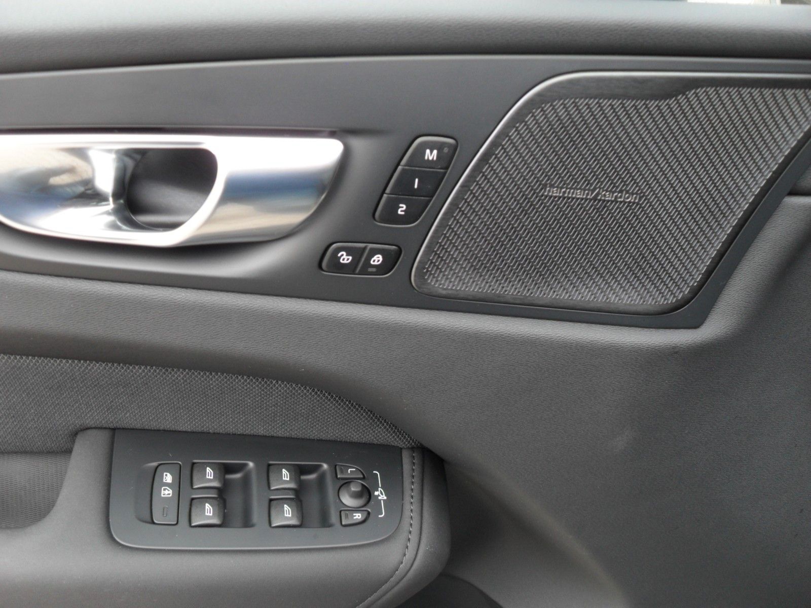 Fahrzeugabbildung Volvo XC 60 B5 Plus Black Edition AWD