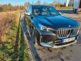 BMW iX1 xDrive30 - XLine/Innovationspaket/AHK - schwarze BMW iX1