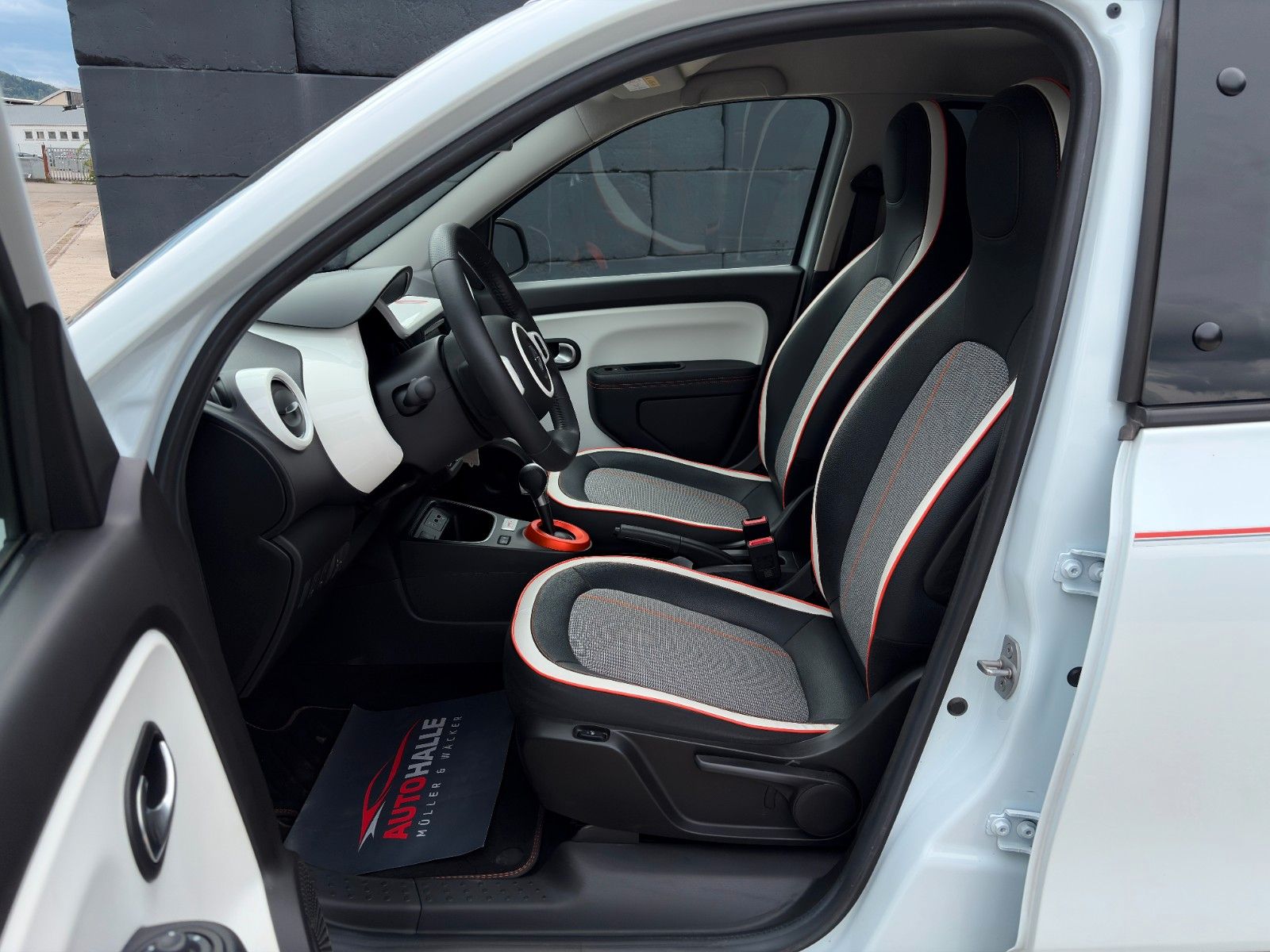 Fahrzeugabbildung Renault Twingo Vibes Electric SHZ CAM BT Temp. CarPlay