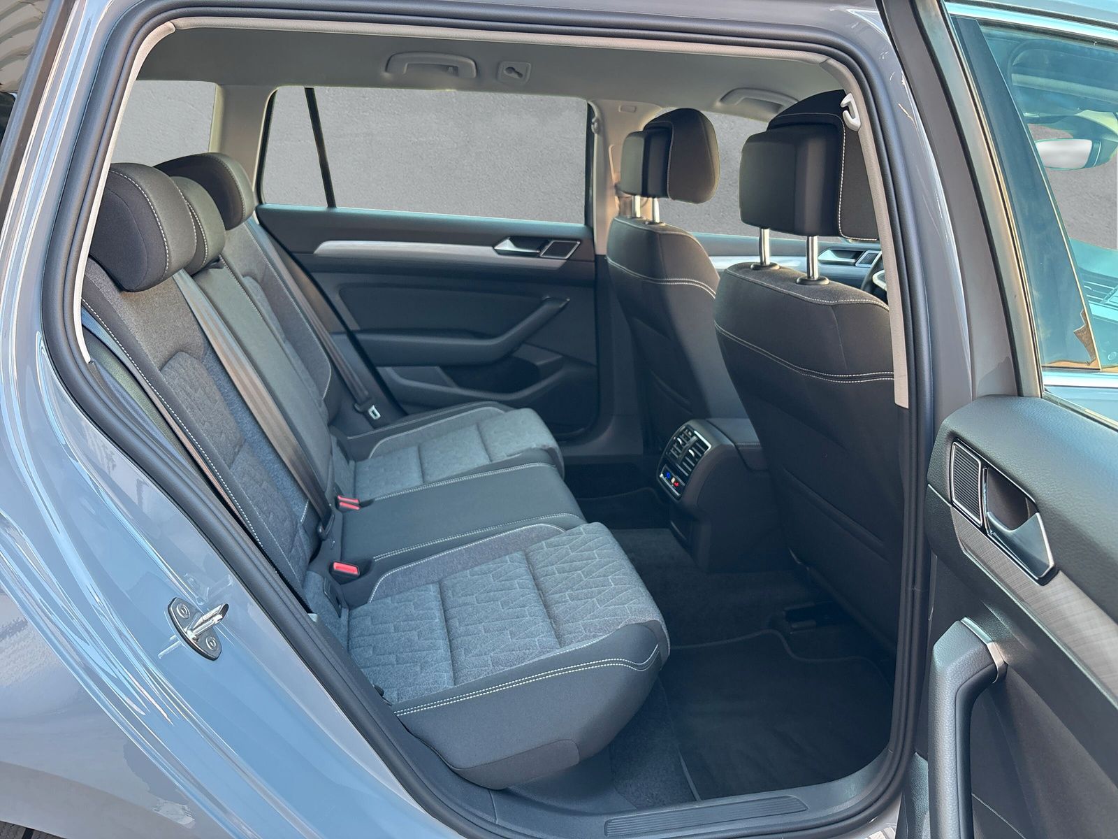 Fahrzeugabbildung Volkswagen Passat Variant 2.0 TDI HuD AHK Keyless Kamera