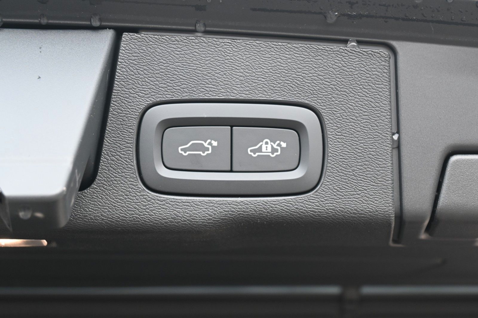 Fahrzeugabbildung Volvo XC60 B5 Benzin AWD Plus Dark*FSHZG*360°*ACC*AHK