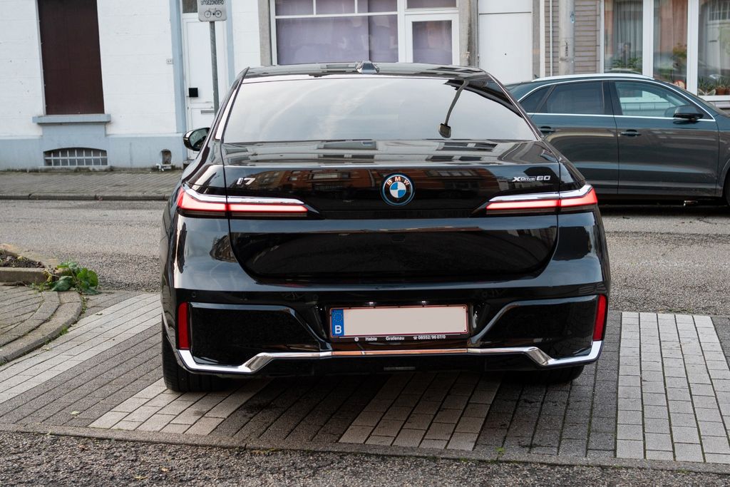 BMW i7
