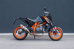 KTM Duke 690 R + A2 / 35 kW  + Akra + IXS Taschen