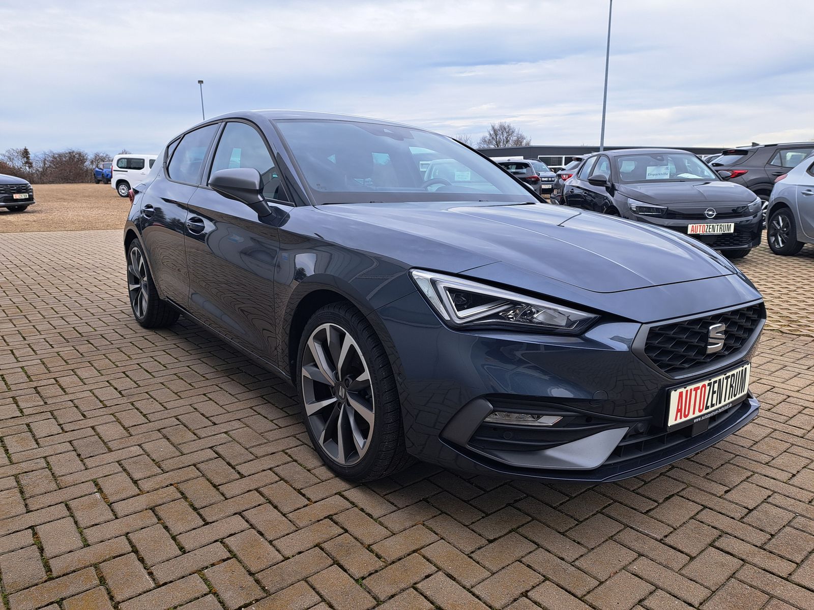 Fahrzeugabbildung SEAT Leon 1.5eTSI FR DSG LED NAVI BEATS KAMERA 18"ALU