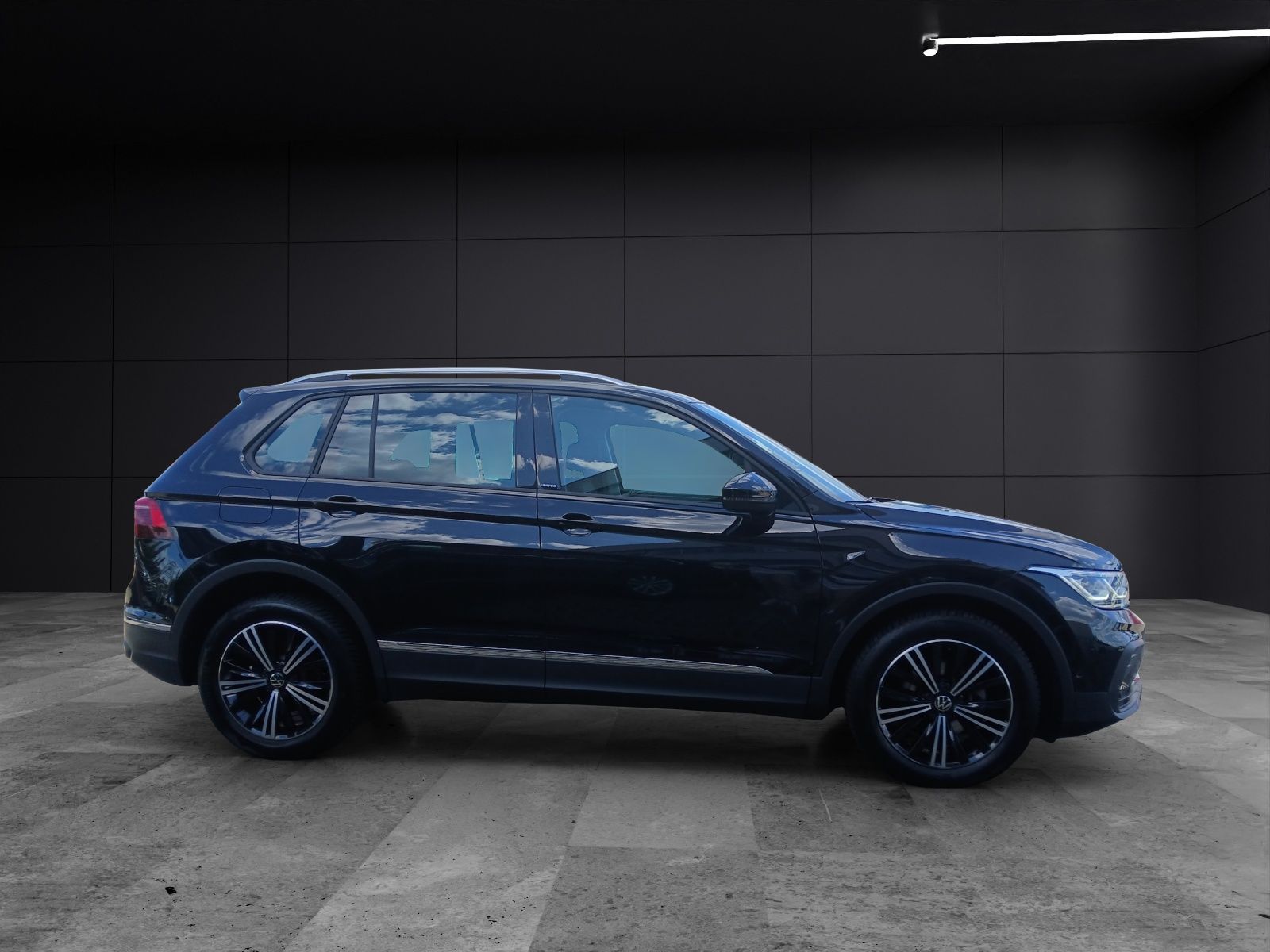 Fahrzeugabbildung Volkswagen Tiguan TDI United DSG Matrix Navi HUD AID ACC RF