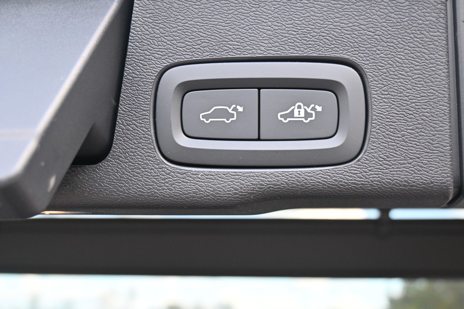 Fahrzeugabbildung Volvo XC60 B4 D AWD Ultimate Dark*STDHZG*360°*LUFT*ACC