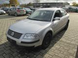 Volkswagen Passat Lim. Basis TÜV FÄLLIG - Volkswagen Passat aus 2003 mit Diesel-Antrieb: Limousine