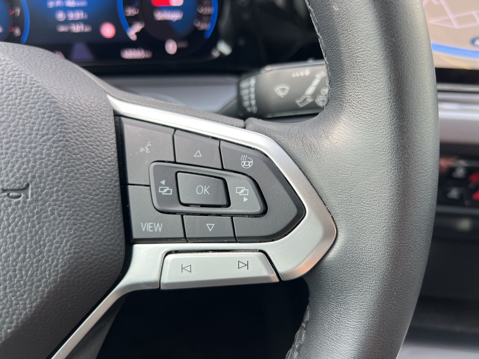 Fahrzeugabbildung Volkswagen Golf VIII TSI Active LED AHK Navi AID ACC RFK SH