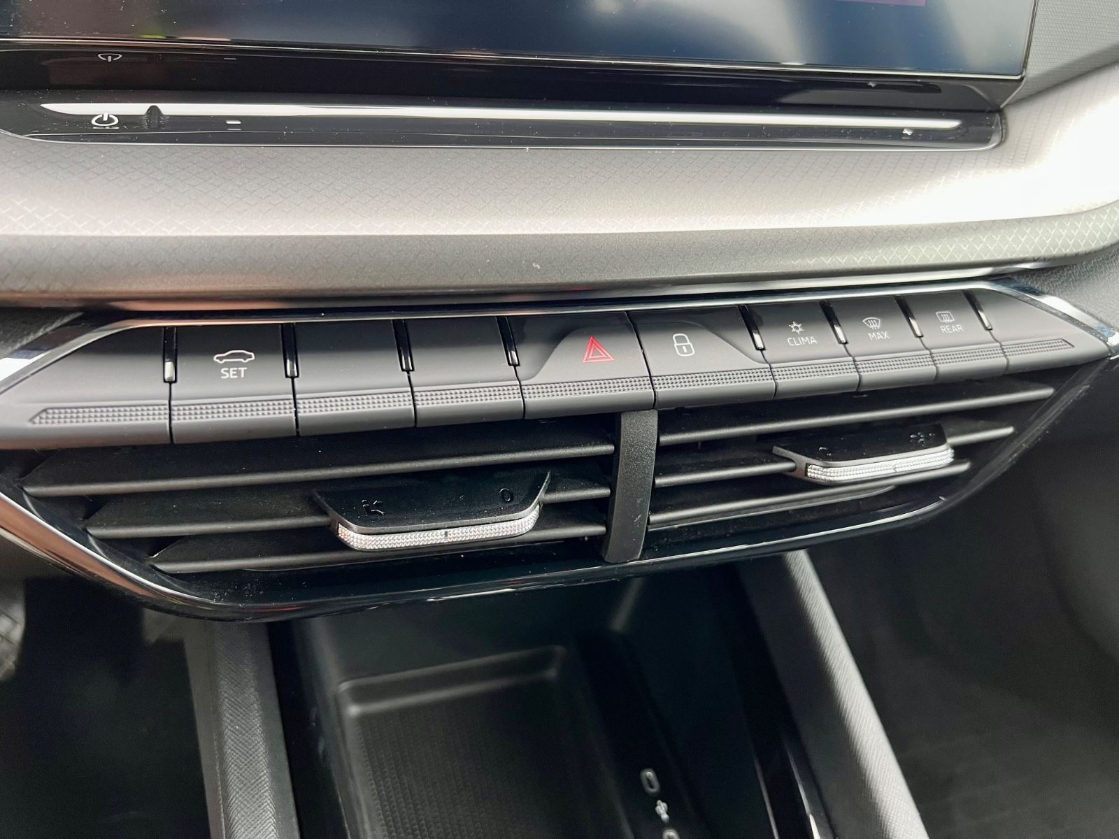 SKODA Octavia Combi 2.0 TDI AAC PDC NAVI AHK LED