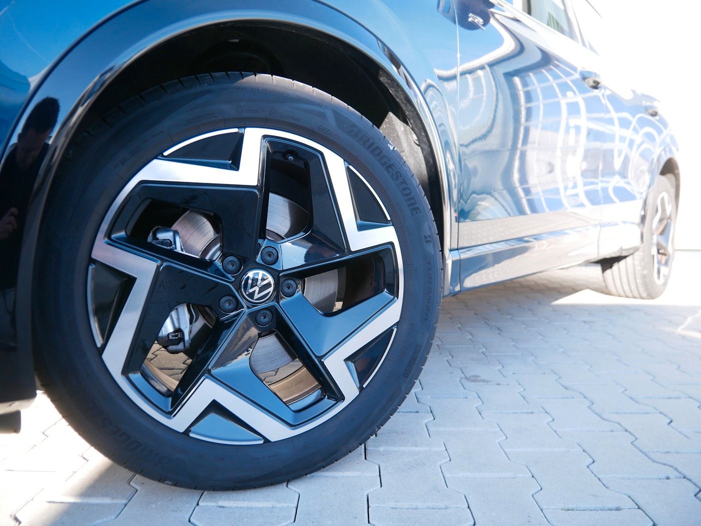 Fahrzeugabbildung Volkswagen Tiguan 2.0 R-Line NEU63T DSG AHK Kamera Matrix