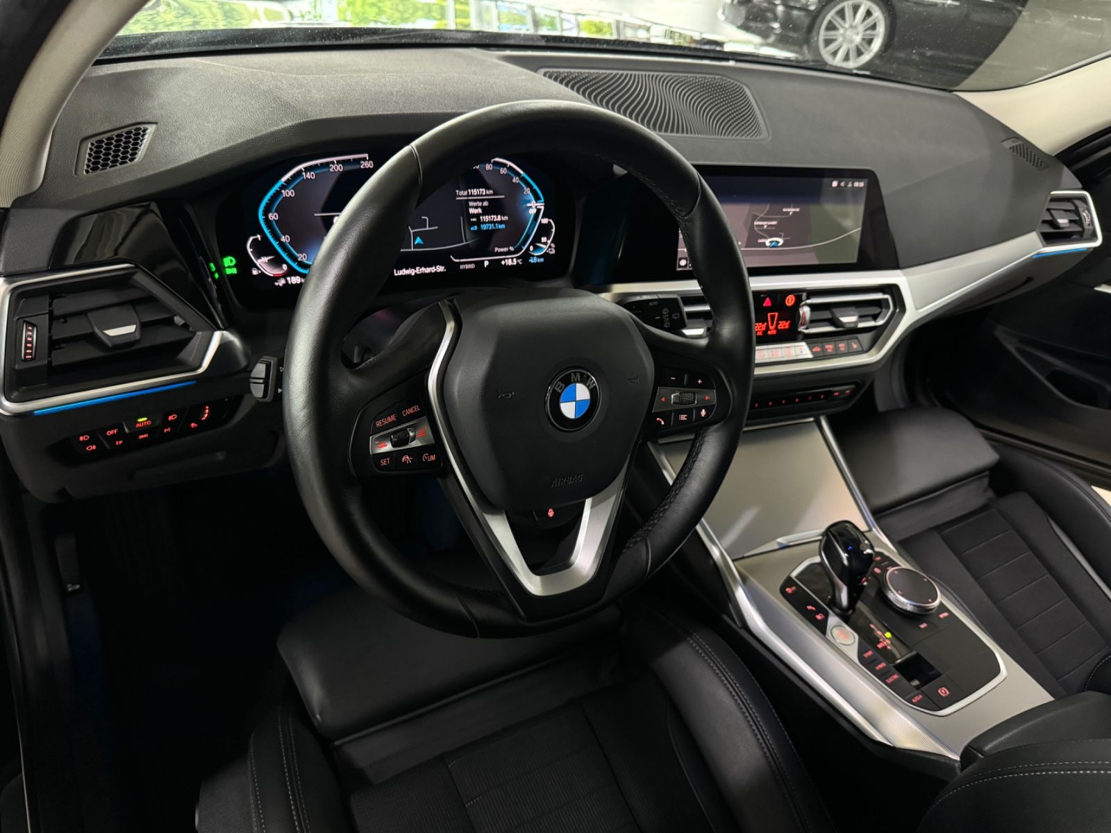 Fahrzeugabbildung BMW 330e xD Sport Line Kamera HiFi DAB Stop&Go AHK