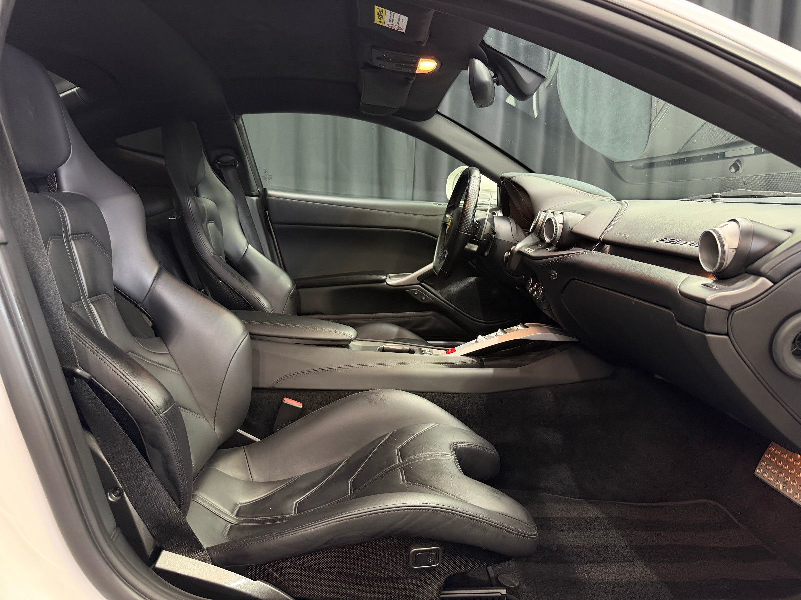 Fahrzeugabbildung Ferrari F12 Berlinetta|RACING-SEATS|NOVITEC-UMBAU|LIFT