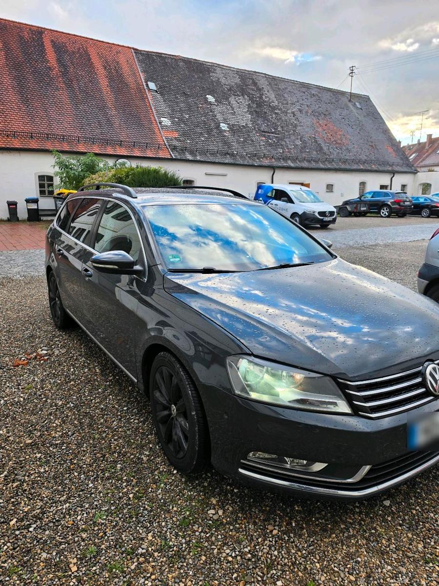 Volkswagen Passat 2011 — rear view