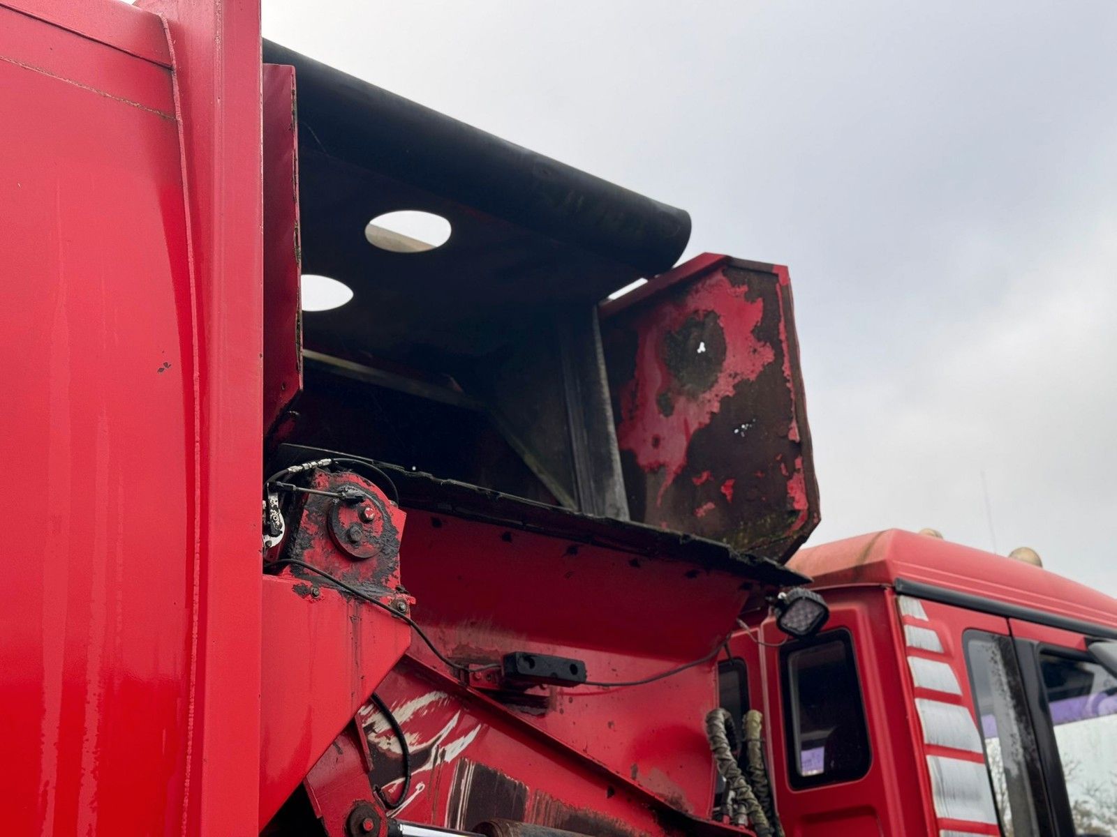 Fahrzeugabbildung MAN TGA 26.320 B/L  6x2 Faun Seitenlader Müllwagen