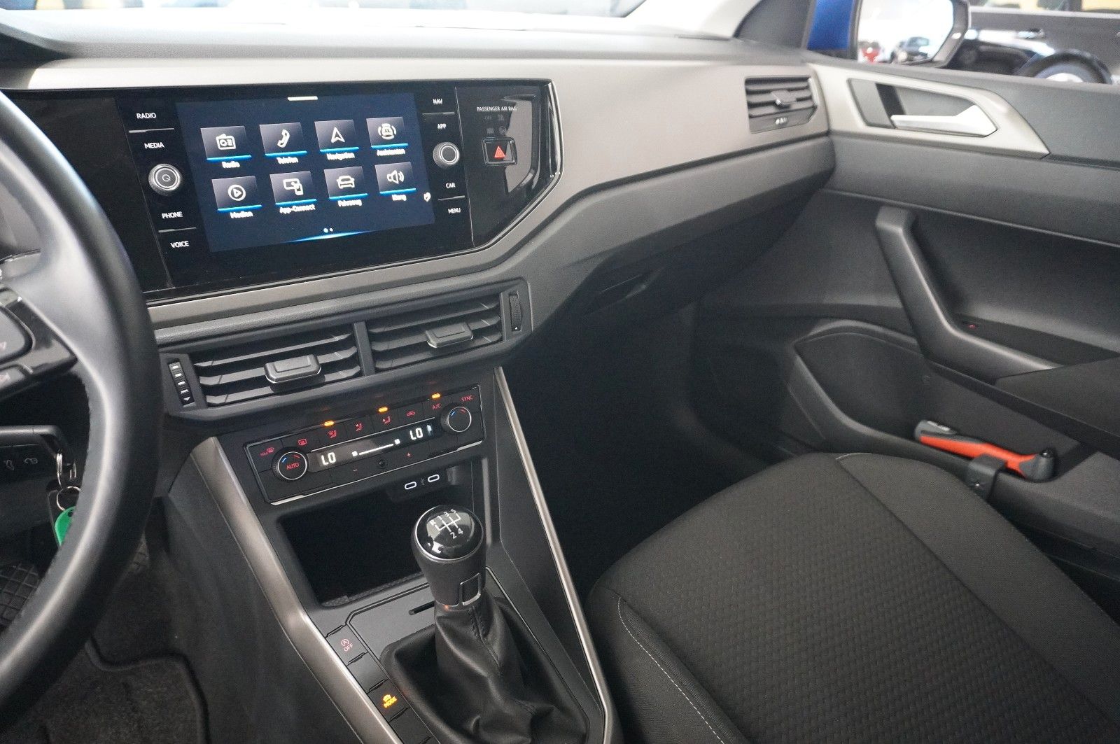 Fahrzeugabbildung Volkswagen Polo VI 1.0 TSI COMFORTLINE NAVI/LED/KAMERA/DAB+