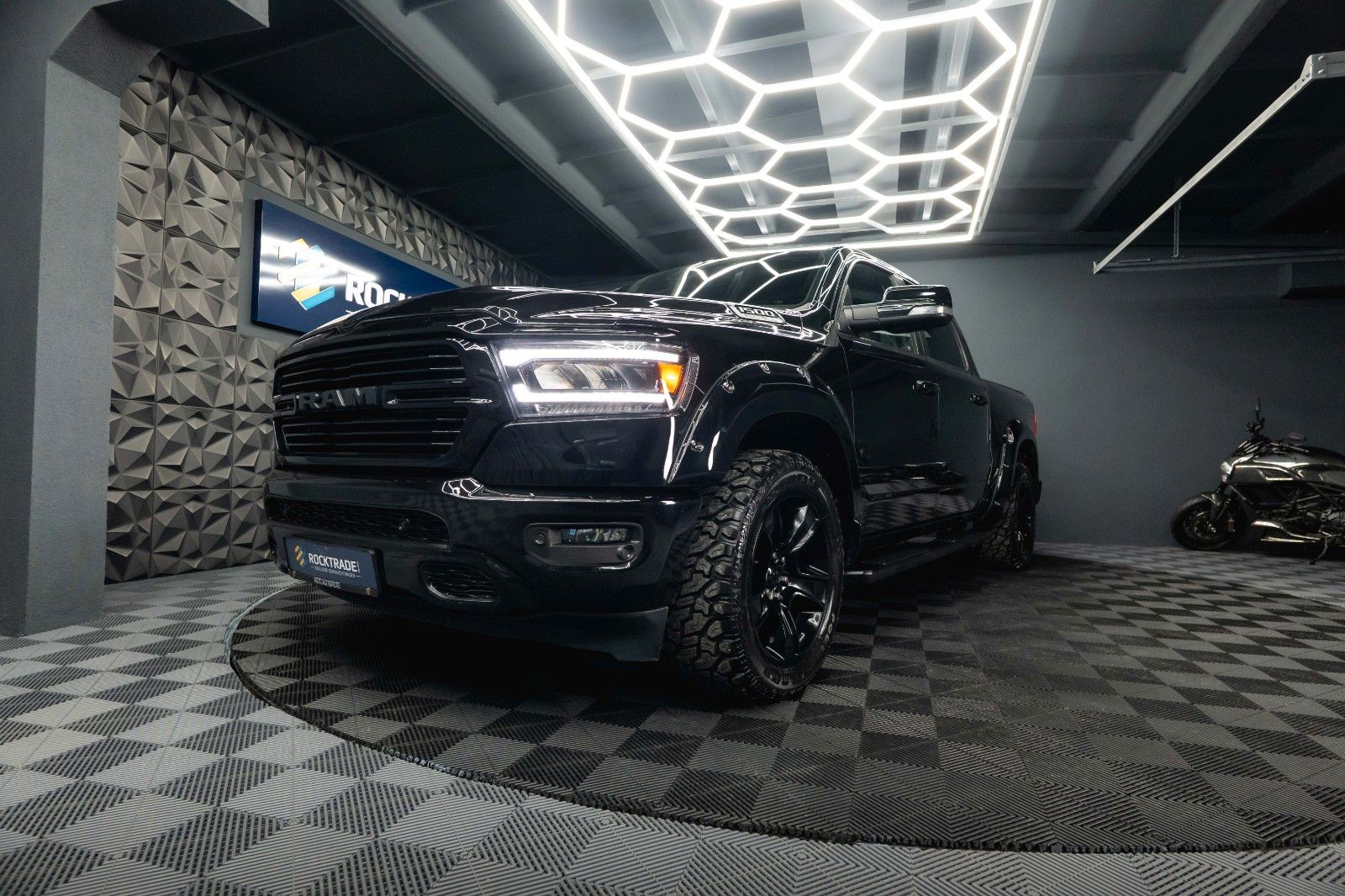 Fahrzeugabbildung Dodge RAM 5.7 V8 HEMI 4x4 OFFROAD BLACK EDITION *19%