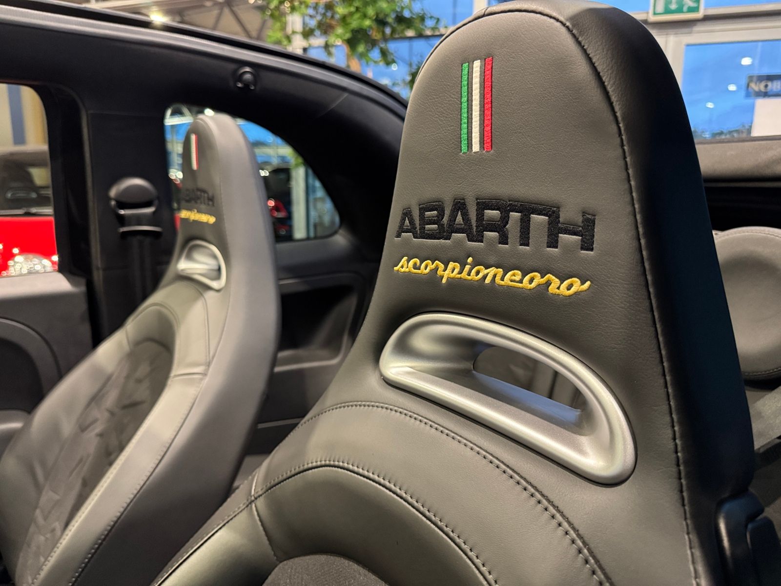 Fahrzeugabbildung Abarth 595C  Scorpioneoro Turismo - 2000 Stk weltweit!