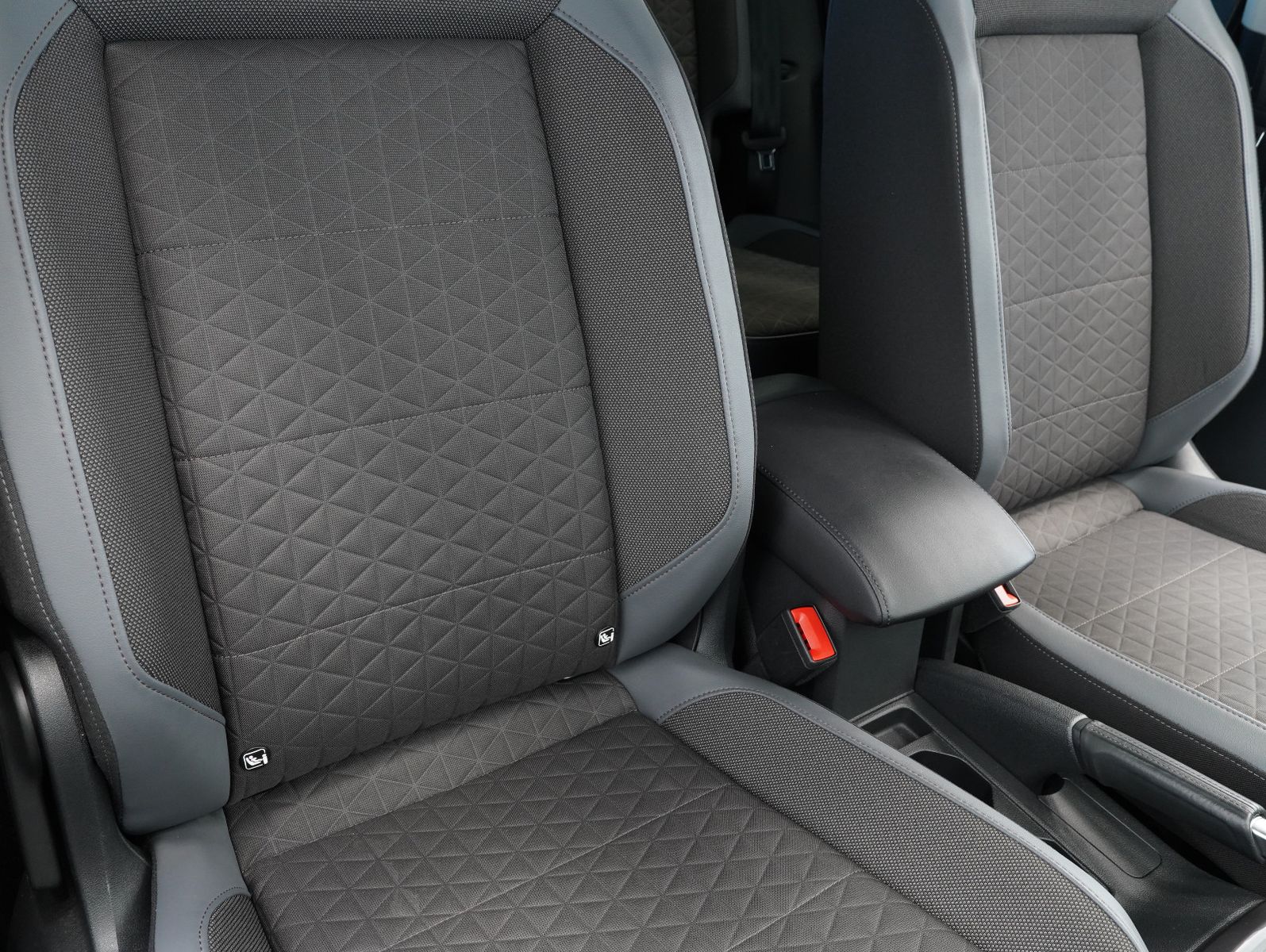 Fahrzeugabbildung Volkswagen T-Cross 1.0 TSI DSG R-Line IQ.DRIVE/LED/NAVI/ACC