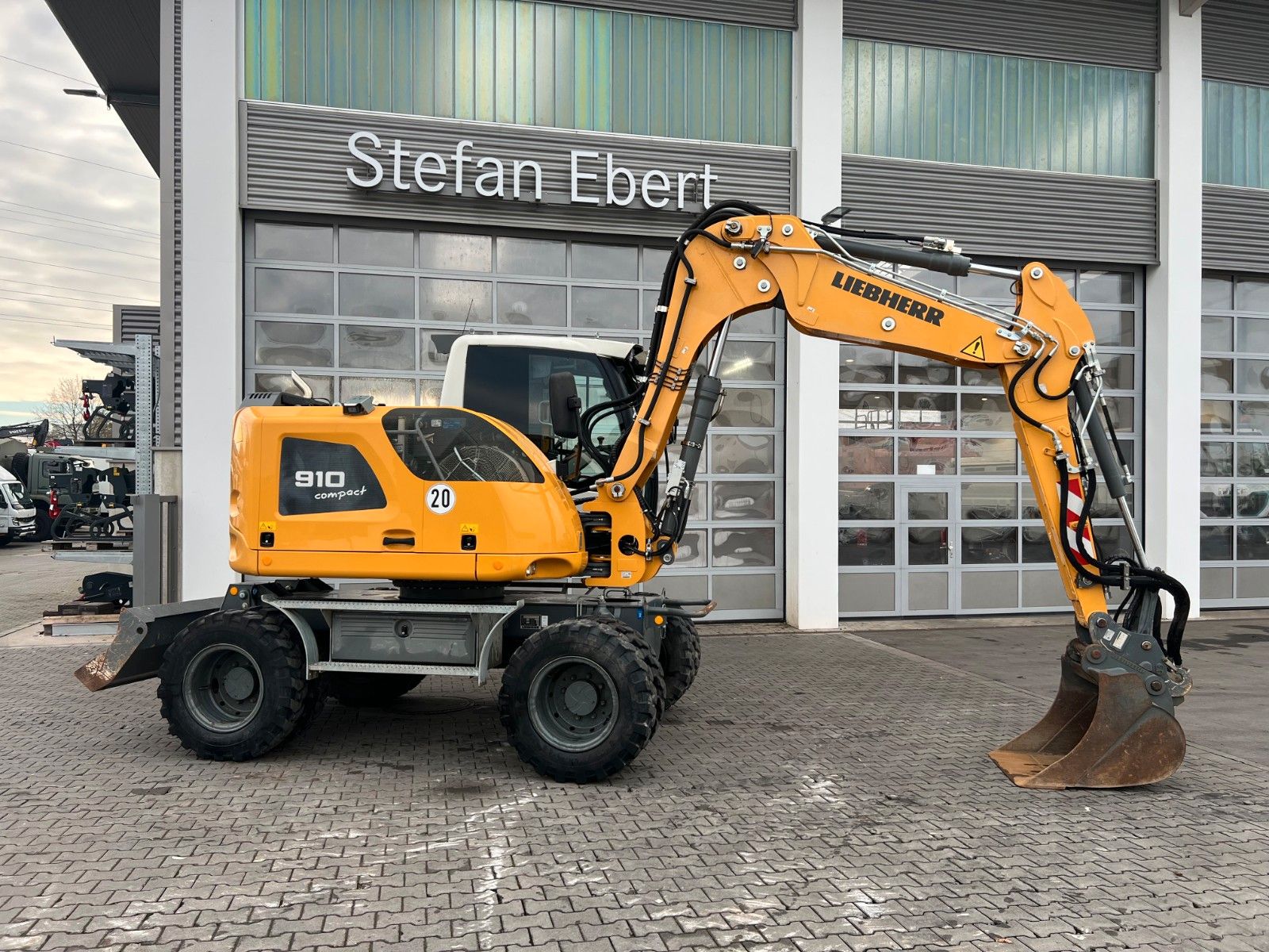 Fahrzeugabbildung Liebherr A 910 C Litronic / 2.381h / SW33