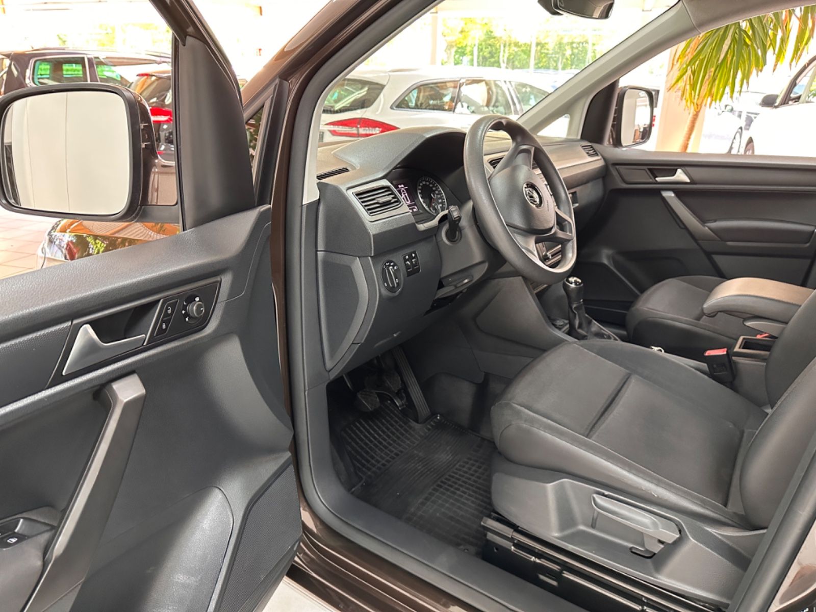 Fahrzeugabbildung Volkswagen Caddy PKW Maxi Trendline *AHK, 7 Sitzer*