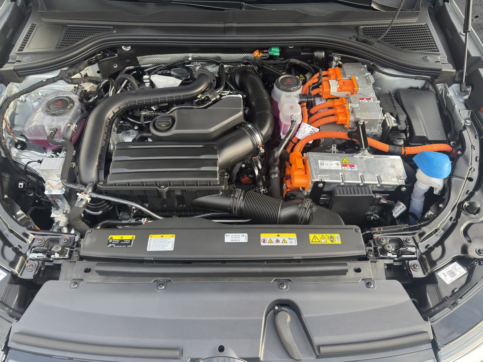 Fahrzeugabbildung Volkswagen Passat Elegance eHybrid IQ.Light ACC AHZV DAB+