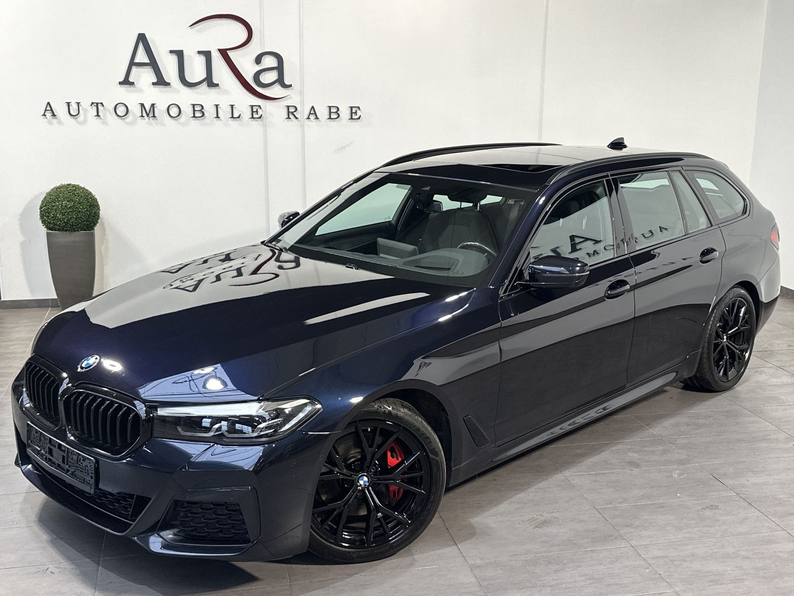 Fahrzeugabbildung BMW 530i Touring M-Sport NAV+LED+PANO+KAMERA+HEAD-UP