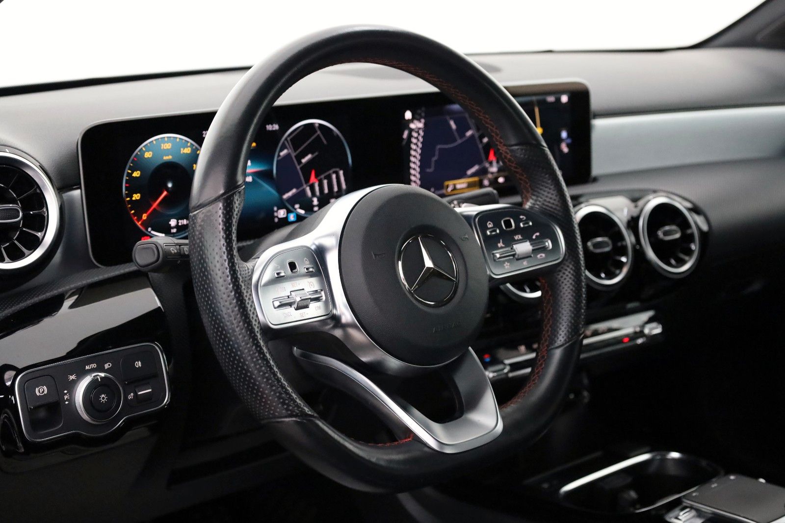 Fahrzeugabbildung Mercedes-Benz A 220 AMG Line T.Leder,Navi,LED,Kamera,SH,SR+WR