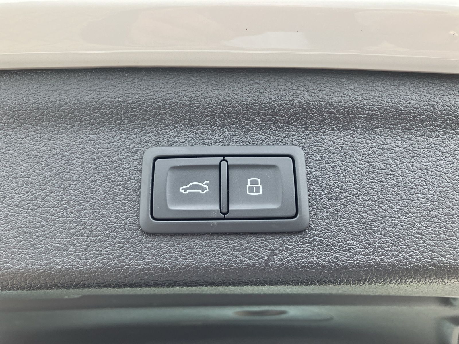 Fahrzeugabbildung Audi Q3 35 TDI quattro S-line S-tronic Navi AVC GRA R