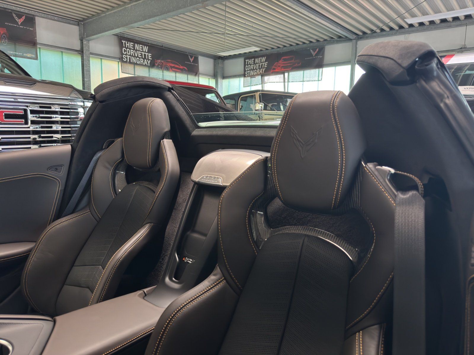 Fahrzeugabbildung Corvette C8 Cabrio 3LT MY2026 ARCTIC-WHITE/DARK-ATMOSPHER
