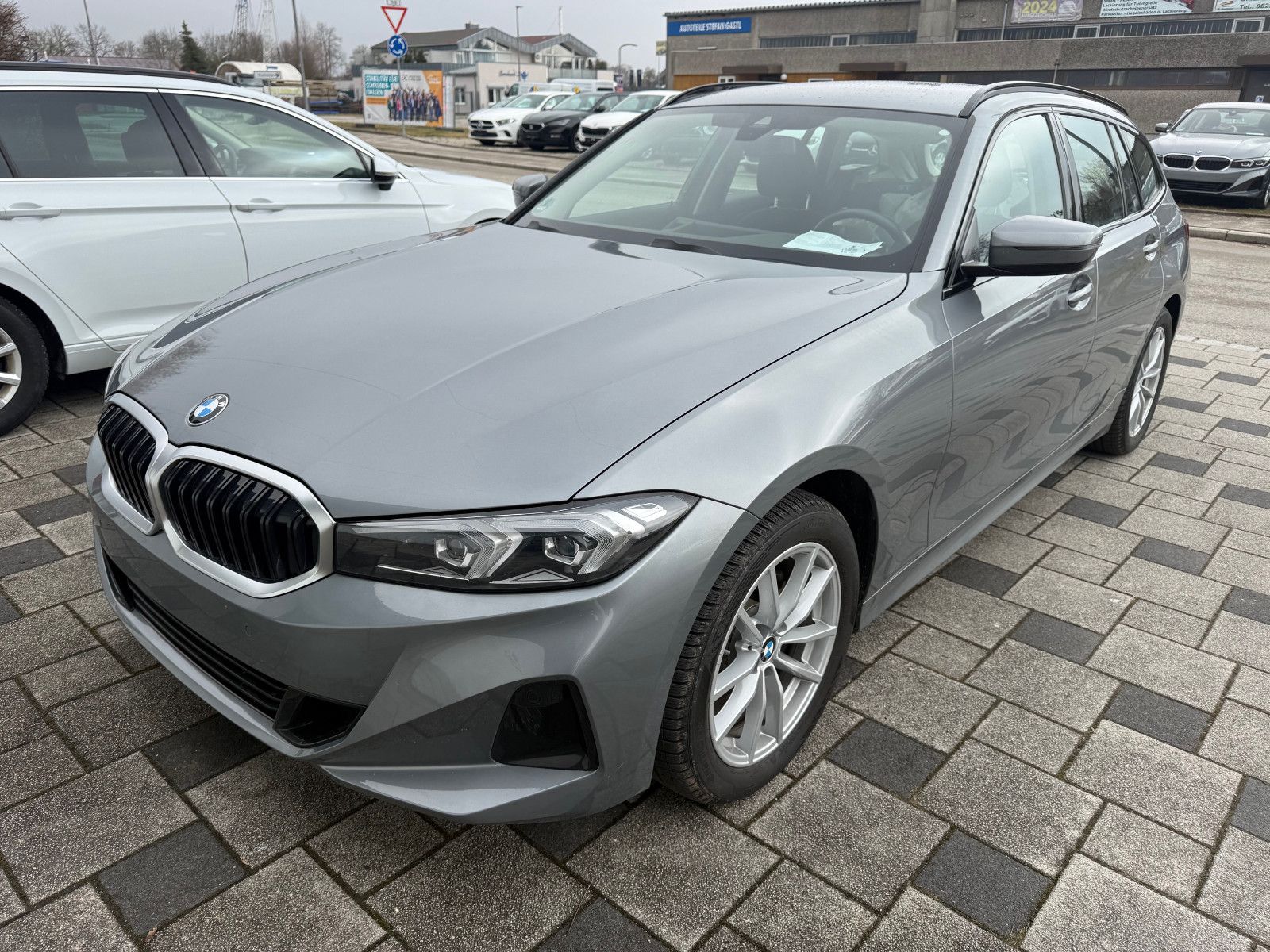 BMW 320d xDrive Touring Aut. Driv.Assistant SitzHzg foto 2