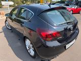Opel Astra J Sport 1.6 (180PS) Navi, AHK, PDC - Opel Astra aus 2010: 1.6