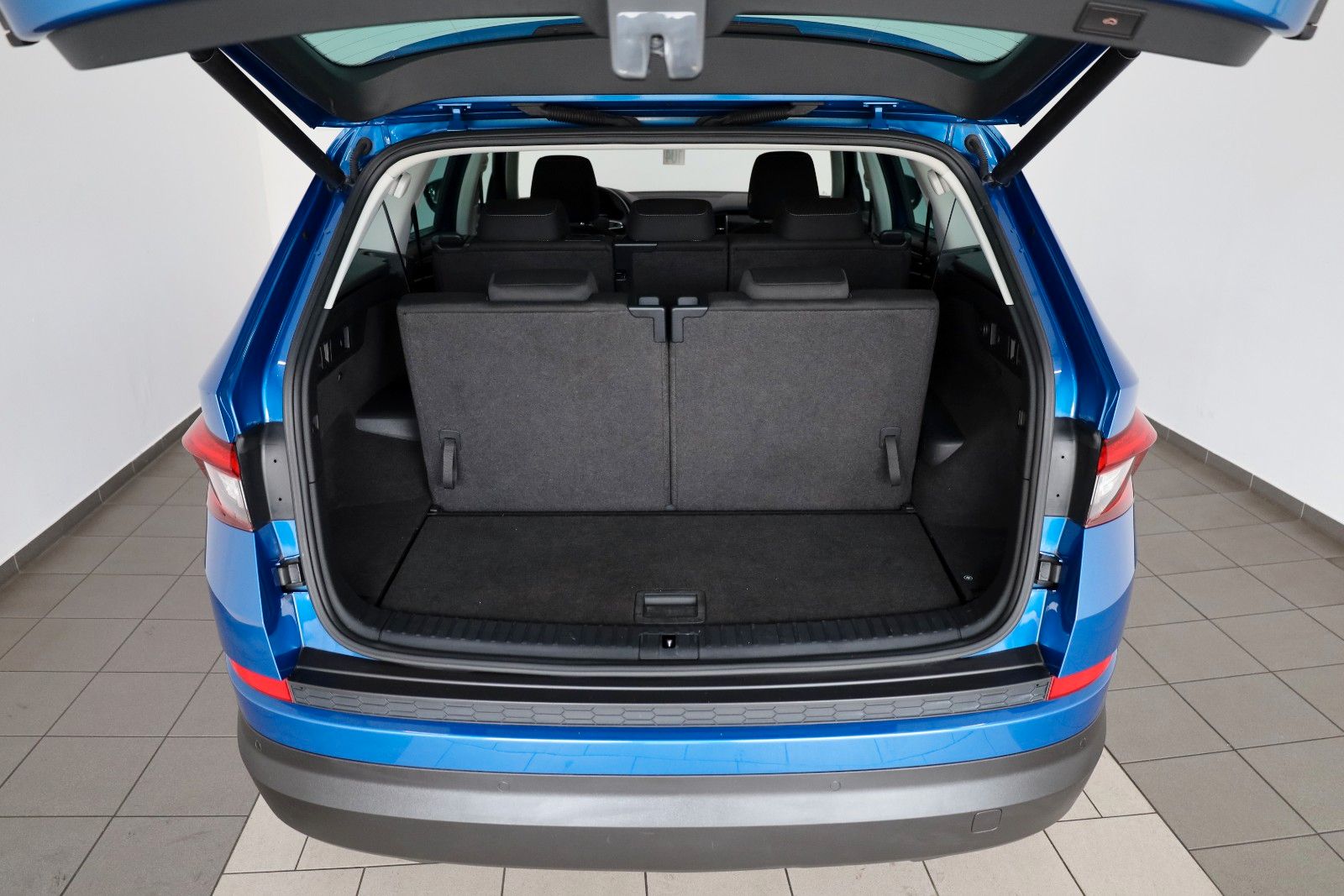 Fahrzeugabbildung SKODA Kodiaq Drive 125 4x4 7 Si,Navi,LED,ACC,AHK,SR+WR