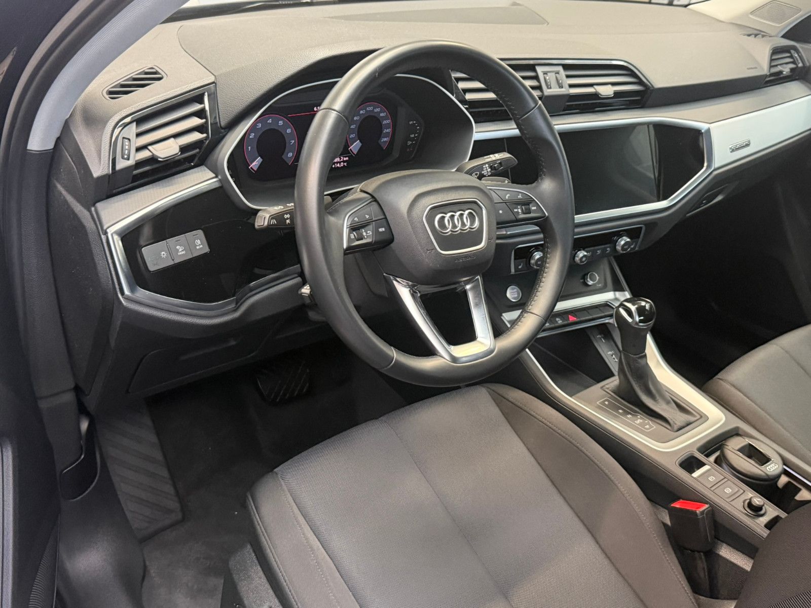 Fahrzeugabbildung Audi Q3 40 TFSI quattro advanced NAVI KLIMAAUTO PDC