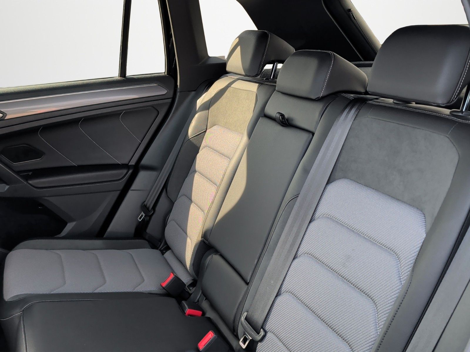 Fahrzeugabbildung Volkswagen TIGUAN 2.0 TDI R-LINE BLACKSTYLE HUD 19" AHK KAM