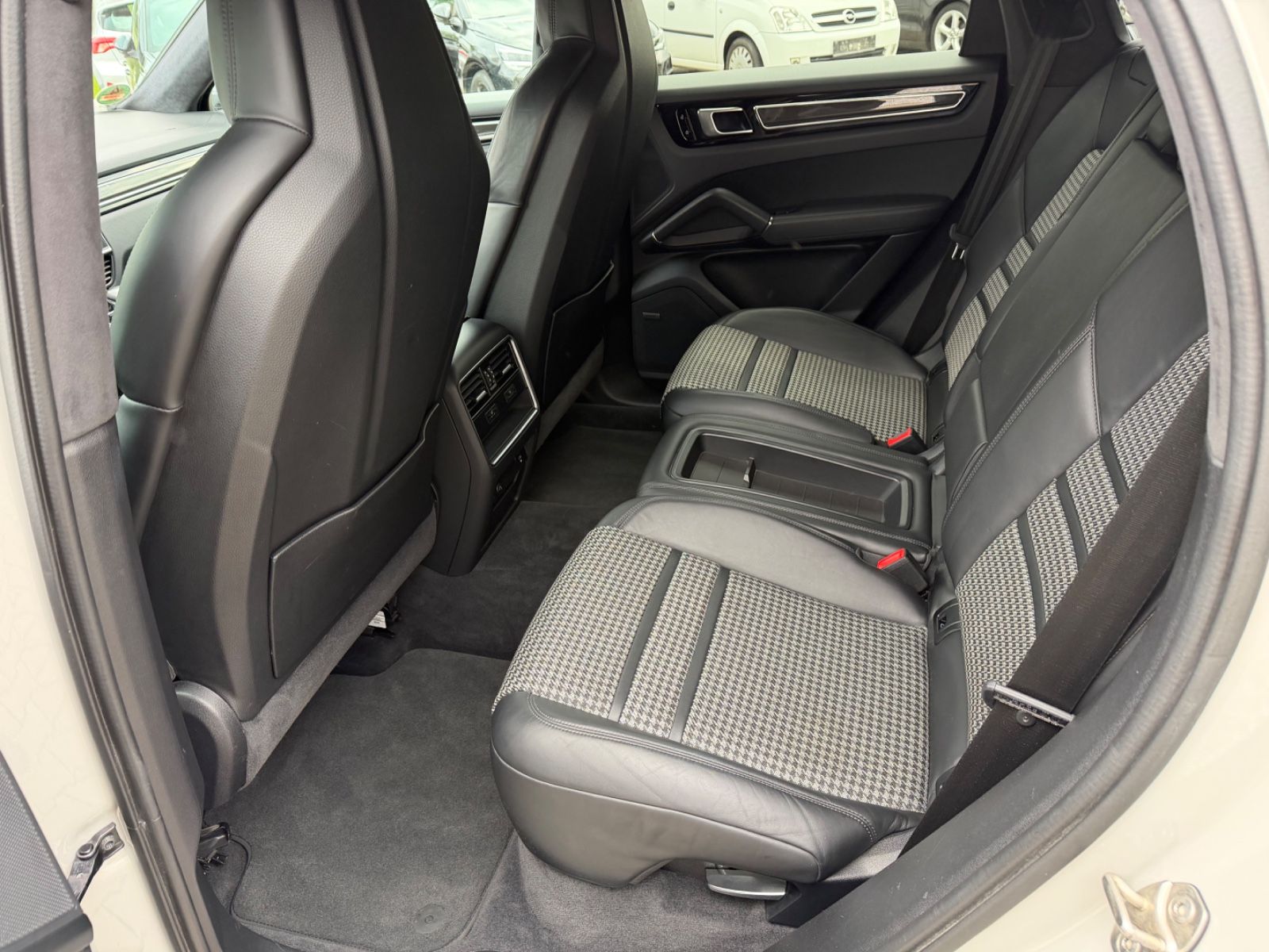 Fahrzeugabbildung Porsche Cayenne Coupe°Kreide°Sportpaket°AHK°Carbon°22Zol