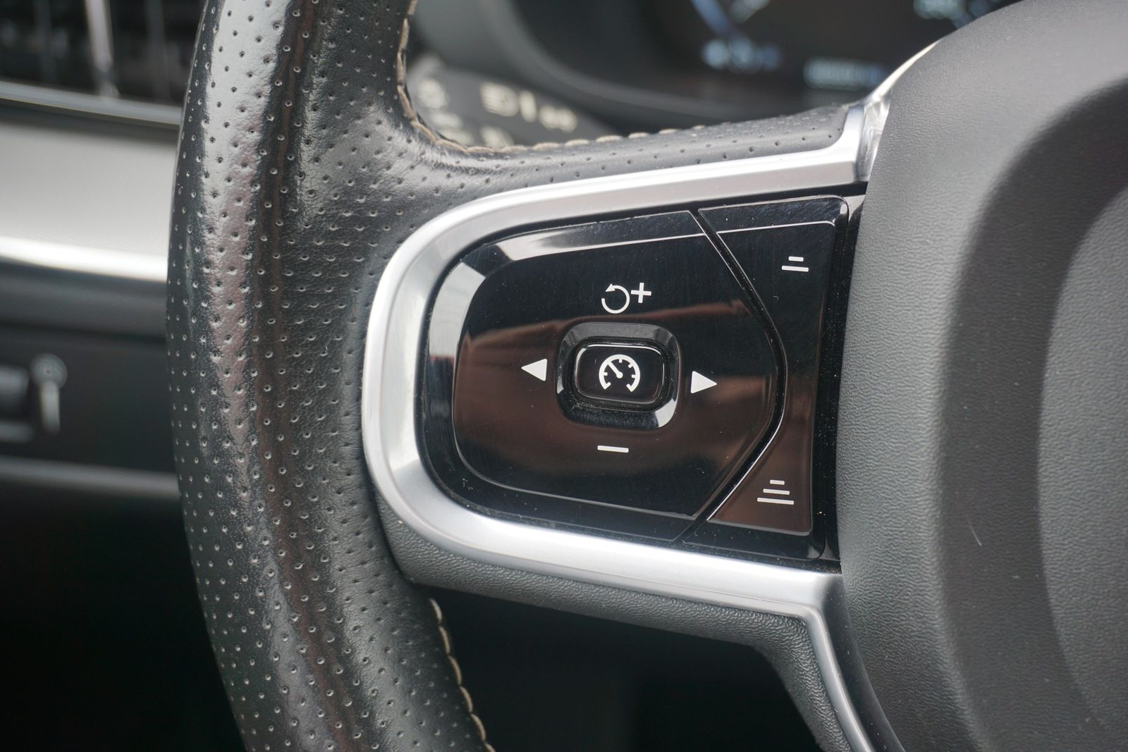 Volvo XC60 2.0 R Design AWD AHK Kamera Keyless Navi foto 22