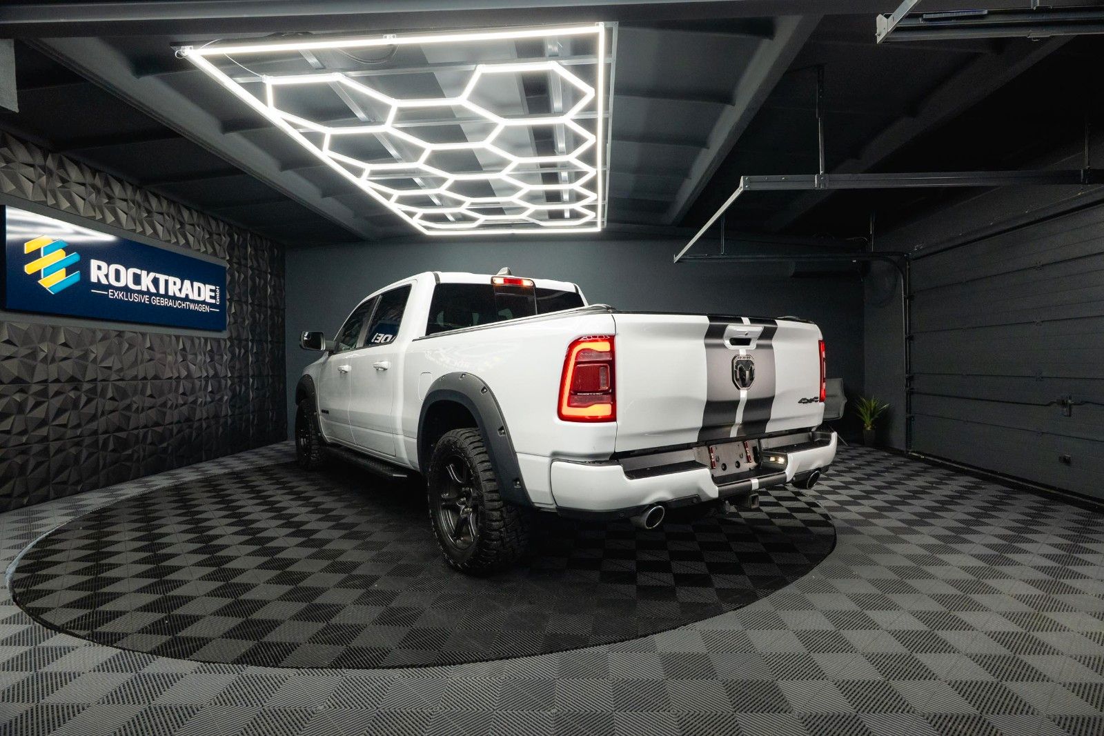 Fahrzeugabbildung Dodge RAM 5.7 V8 HEMI 4x4 OFFROAD Night-Paket LONGBED